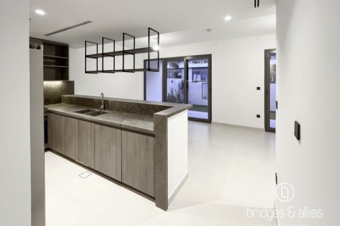 Снять в аренду виллу в Дубае: 3 спальни, 143.8м², № 77142 - фото 4