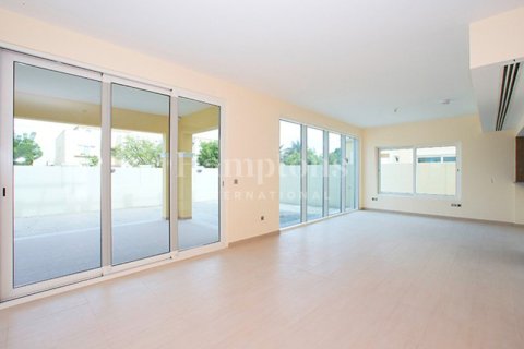 Снять в аренду виллу в Jumeirah Park Homes, Jumeirah Park, Дубай: 4 спальни, 455.22470000м², № 12625 - фото 1