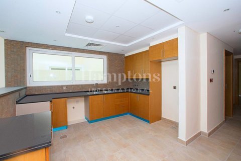 Снять в аренду виллу в Jumeirah Park Homes, Jumeirah Park, Дубай: 4 спальни, 455.22470000м², № 12625 - фото 6