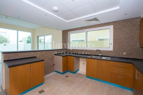 Снять в аренду виллу в Jumeirah Park Homes, Jumeirah Park, Дубай: 4 спальни, 455.22470000м², № 12625 - фото 25