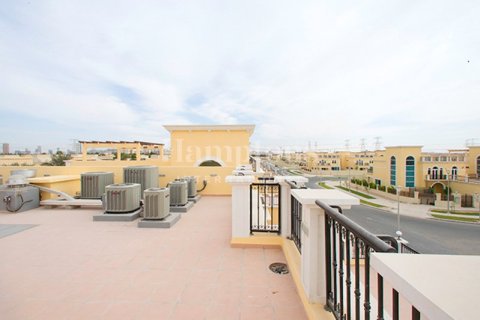 Снять в аренду виллу в Jumeirah Park Homes, Jumeirah Park, Дубай: 4 спальни, 455.22470000м², № 12625 - фото 19