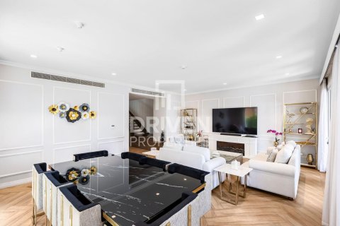 Villa en Jumeirah, Dubai, 4 dormitorios, 450.21 m², № 125232 - foto 2