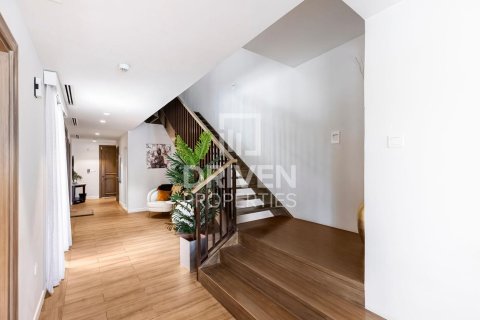 Villa en Jumeirah, Dubai, 4 dormitorios, 450.21 m², № 125232 - foto 12
