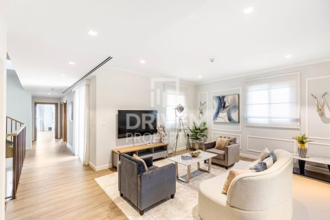 Villa en Jumeirah, Dubai, 4 dormitorios, 450.21 m², № 125232 - foto 7