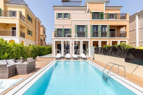 Вилла в Джумейре, Дубай, 4 спальни, 450.21м², № 125232