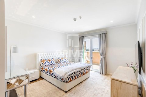Villa en Jumeirah, Dubai, 4 dormitorios, 450.21 m², № 125232 - foto 10