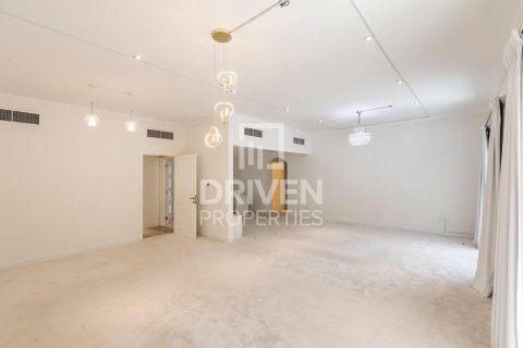 Villa in Al Barsha 1, Al Barsha, Dubai 4 bedrooms, 311 sq.m. № 20743 - photo 1