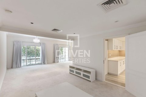 Villa in Al Barsha 1, Al Barsha, Dubai 4 bedrooms, 311 sq.m. № 20743 - photo 2