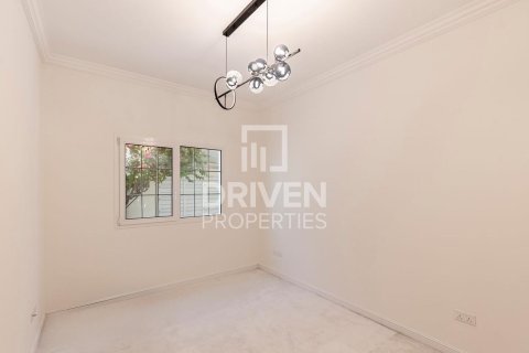 Villa in Al Barsha 1, Al Barsha, Dubai 4 bedrooms, 311 sq.m. № 20743 - photo 3