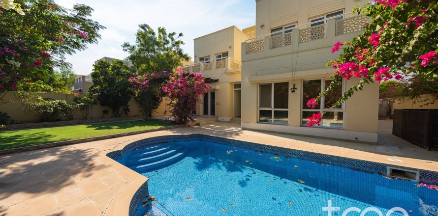 Вилла в Meadows, Дубай, 4 спальни, 343.74м², № 119334