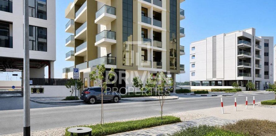 Building in Dubai Land, Dubai 1592.36 sq.m. № 125295