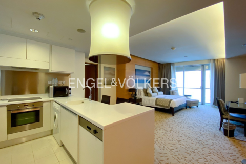 Apartamento en The Address Dubai Mall, Downtown Dubai (Downtown Burj Dubai), Dubai, 56.1 m², № 7307 - foto 1