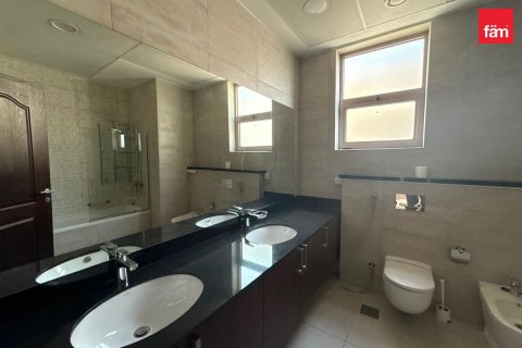 Villa in Al Furjan, Dubai 4 bedrooms, 619.1 sq.m. № 118524 - photo 13