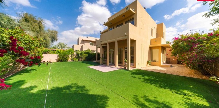 Villa in Dubai 3 bedrooms, 594.1 sq.m. № 114243
