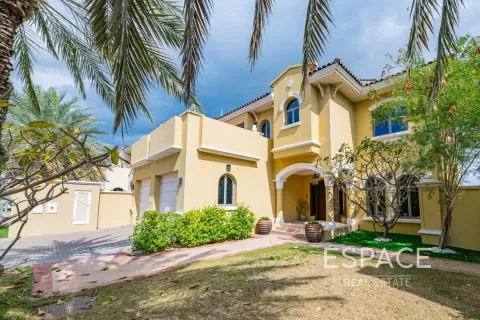 Villa in Palm Jumeirah, Dubai 4 bedrooms, 465 sq.m. № 62312 - photo 1