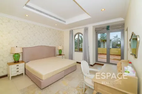 Villa in Palm Jumeirah, Dubai 4 bedrooms, 465 sq.m. № 62312 - photo 7