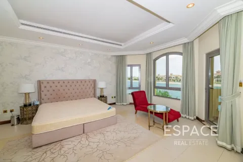 Villa in Palm Jumeirah, Dubai 4 bedrooms, 465 sq.m. № 62312 - photo 5