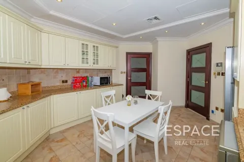 Villa in Palm Jumeirah, Dubai 4 bedrooms, 465 sq.m. № 62312 - photo 4