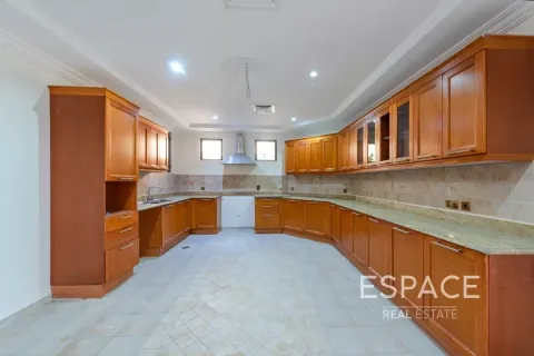 Villa in Palm Jumeirah, Dubai 4 bedrooms, 465 sq.m. № 62314 - photo 13