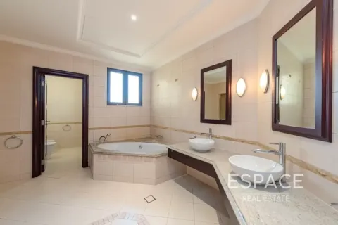 Villa in Palm Jumeirah, Dubai 4 bedrooms, 465 sq.m. № 62314 - photo 16