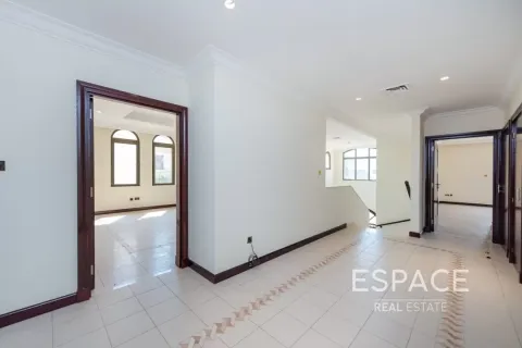 Villa in Palm Jumeirah, Dubai 4 bedrooms, 465 sq.m. № 62314 - photo 4