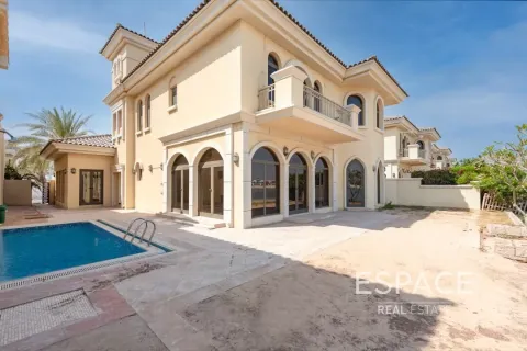 Villa in Palm Jumeirah, Dubai 4 bedrooms, 465 sq.m. № 62314 - photo 1