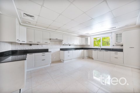 Villa in Meadows, Dubai 4 bedrooms, 385.27 sq.m. № 123499 - photo 6