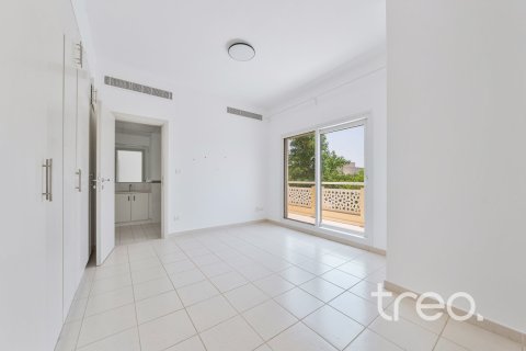 Villa in Meadows, Dubai 4 bedrooms, 385.27 sq.m. № 123499 - photo 18