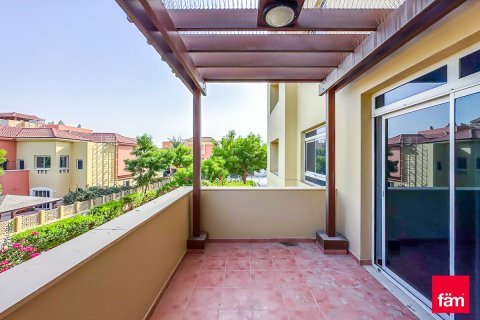 Снять в аренду квартиру в Дубае: 3 спальни, 255м², № 64372 - фото 1