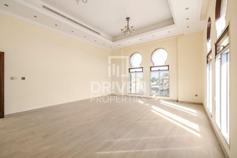 Villa in Al Quoz, Dubai 7 bedrooms, 1114.84 sq.m. № 136647 - photo 7