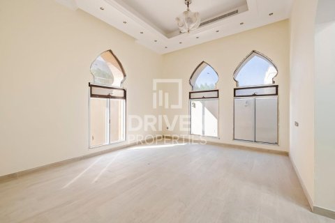 Villa in Al Quoz, Dubai 7 bedrooms, 1114.84 sq.m. № 136647 - photo 5