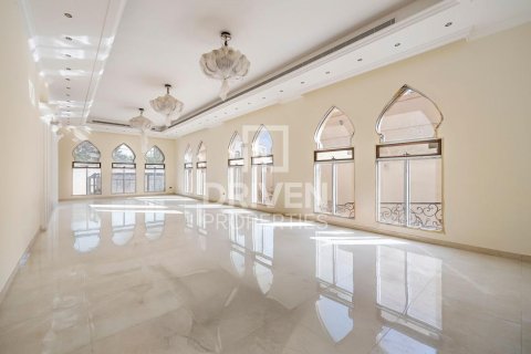 Villa in Al Quoz, Dubai 7 bedrooms, 1114.84 sq.m. № 136647