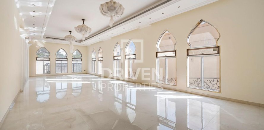 Villa in Al Quoz, Dubai 7 bedrooms, 1114.84 sq.m. № 136647