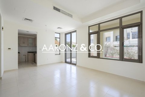 Снять в аренду виллу в Дубае: 3 спальни, 283м², № 94328 - фото 3