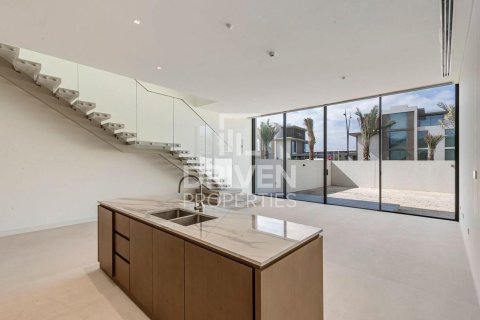 Townhouse in Nad Al Sheba 1, Nadd Al Sheba, Dubai 3 bedrooms, 358.33 sq.m. № 128826 - photo 4