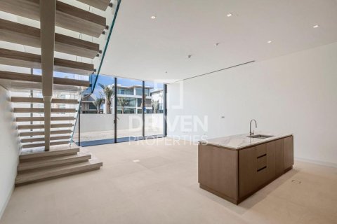 Townhouse in Nad Al Sheba 1, Nadd Al Sheba, Dubai 3 bedrooms, 358.33 sq.m. № 128826 - photo 3
