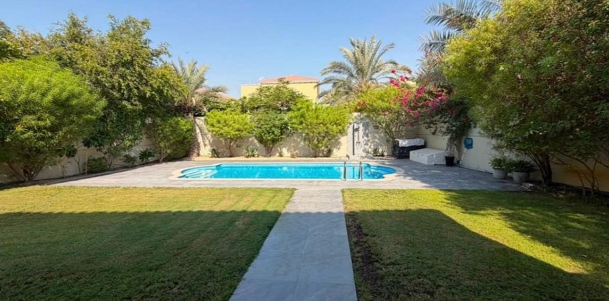 Villa en Jumeirah Park, Dubai, 4 dormitorios, 741.9 m², № 124970