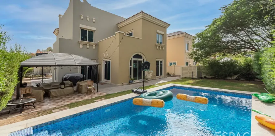 Villa en Victory Heights, Dubai Sports City, Dubai, 5 dormitorios, 357 m², № 61855