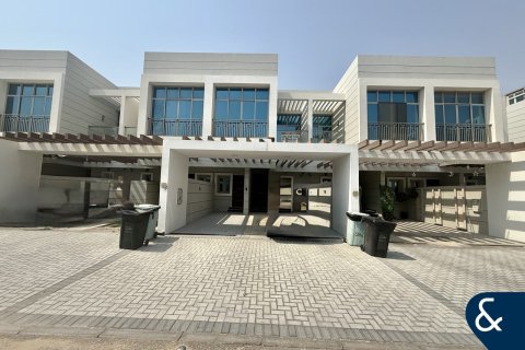 Adosado en Al Furjan, Dubai, 4 dormitorios, 302 m², № 74632 - foto 1