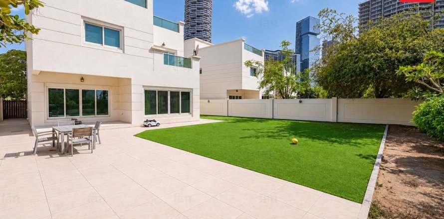 Villa in Dubai 4 bedrooms, 501.5 sq.m. № 123356