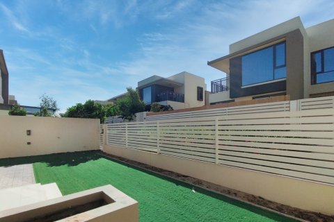 Villa in Dubai Hills Estate, Dubai 4 bedrooms, 229 sq.m. № 125069 - photo 2