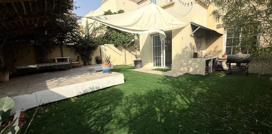 Villa en Dubai, 2 dormitorios, 255.2 m², № 137762