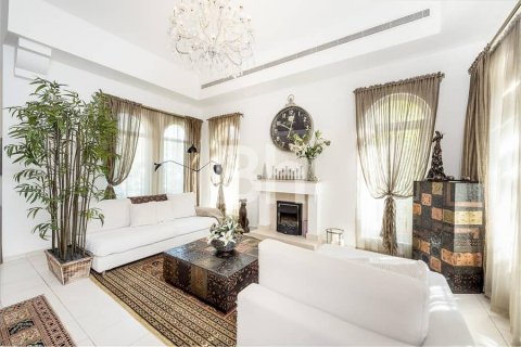 Снять в аренду виллу в Арабиан Ранчес, Дубай: 4 спальни, 932м², № 24960 - фото 4
