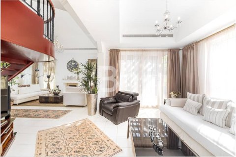 Снять в аренду виллу в Арабиан Ранчес, Дубай: 4 спальни, 932м², № 24960 - фото 3