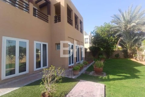 Adosado en The Lakes, Dubai, 5 dormitorios, 644 m², № 22099 - foto 1