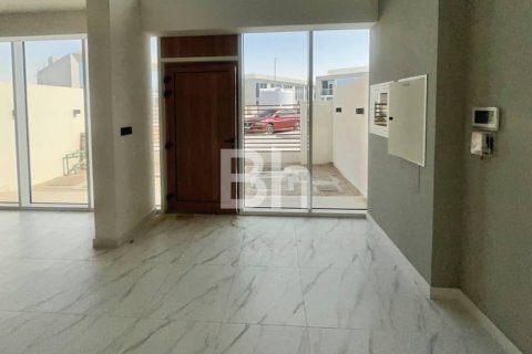 Снять в аренду таунхаус в Dubai Land, Дубай: 2 спальни, 104м², № 22100 - фото 6