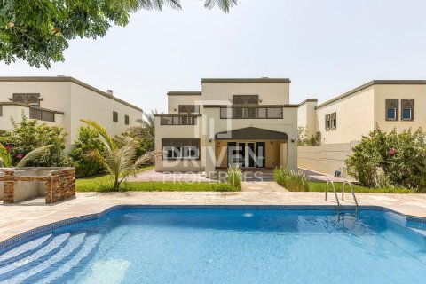 Villa en Jumeirah Park, Dubai, 4 dormitorios, 759.2 m², № 140375 - foto 2