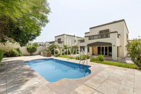 Villa en Jumeirah Park, Dubai, 4 dormitorios, 759.2 m², № 140375