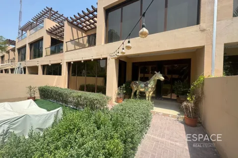 Adosado en Jumeirah Islands, Dubai, 4 dormitorios, 337 m², № 62178 - foto 1