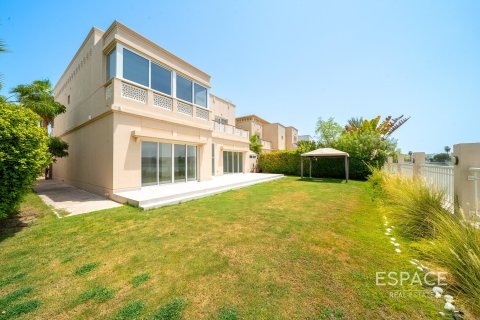 Villa en The Lakes, Dubai, 4 dormitorios, 327 m², № 62191 - foto 1